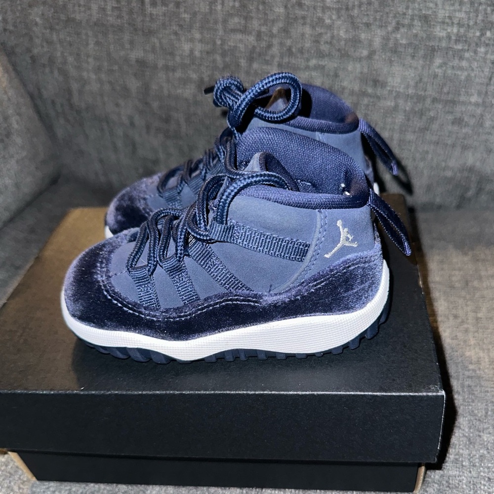 Blue velvet Jordan 11s 6c